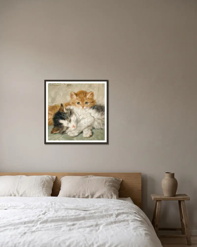 Schläfrige Kätzchen von Henriëtte Ronner-Knip gerahmt an einer Wand