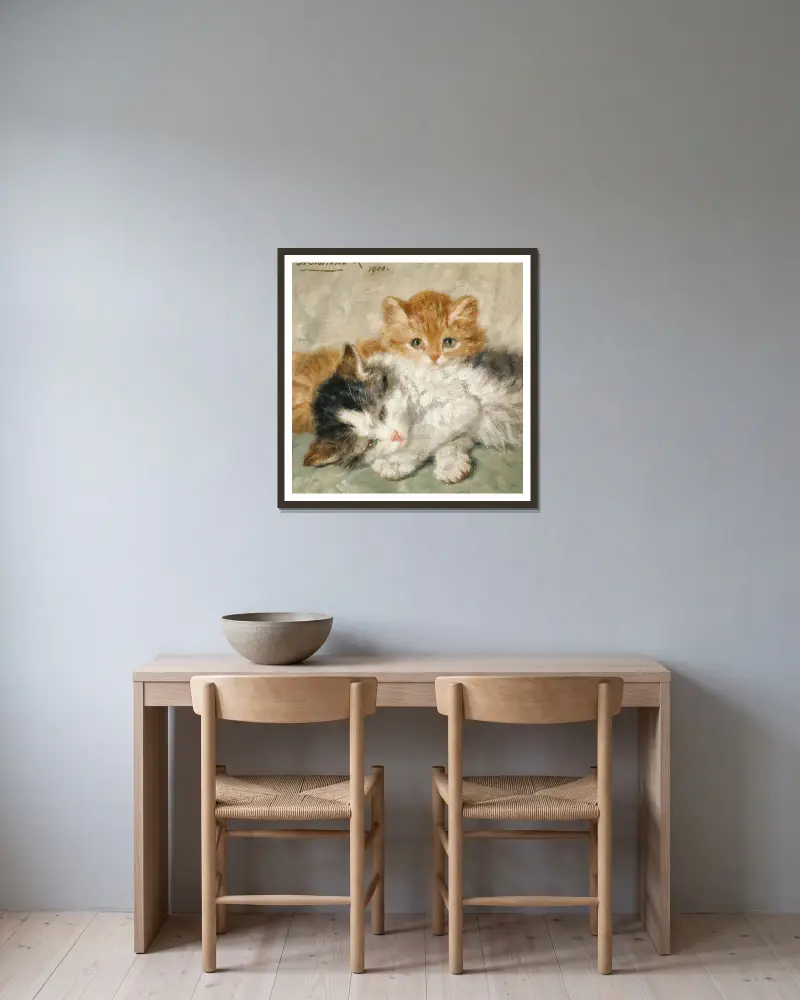 Schläfrige Kätzchen von Henriëtte Ronner-Knip gerahmt an einer Wand