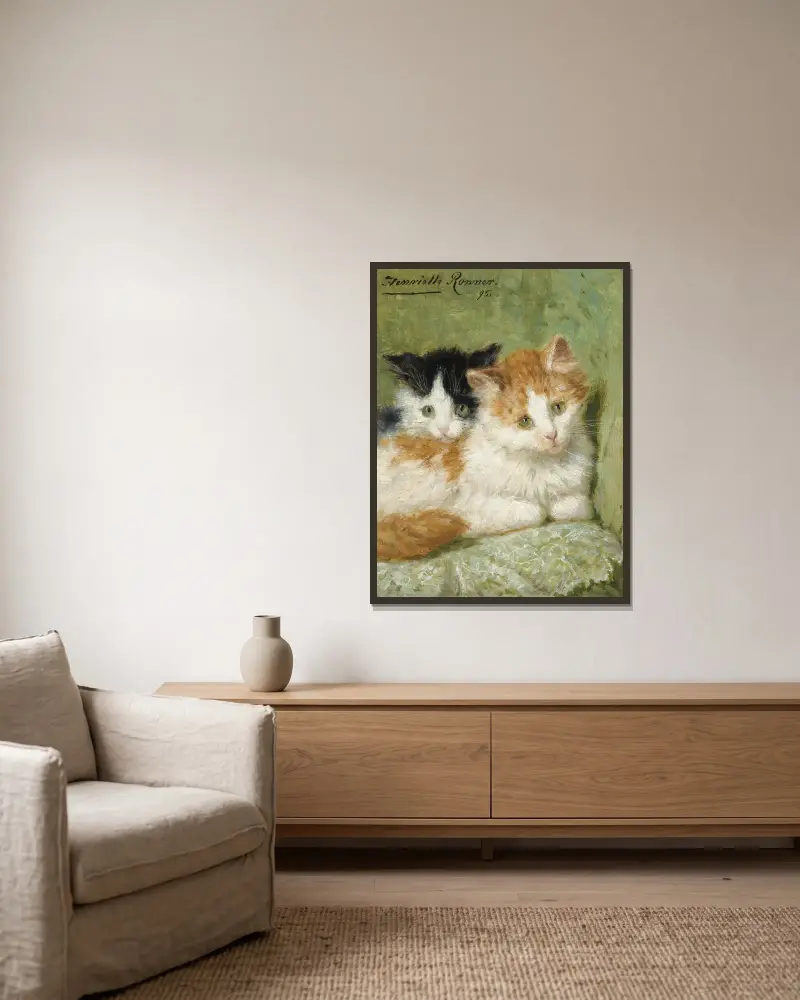 Zwei Kätzchen auf einem Kissen von Henriëtte Ronner-Knip gerahmt an einer Wand