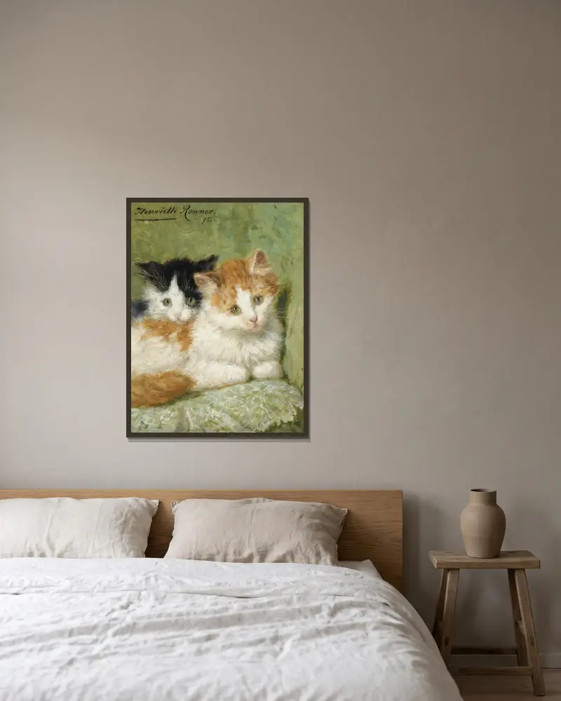 Zwei Kätzchen auf einem Kissen von Henriëtte Ronner-Knip gerahmt an einer Wand