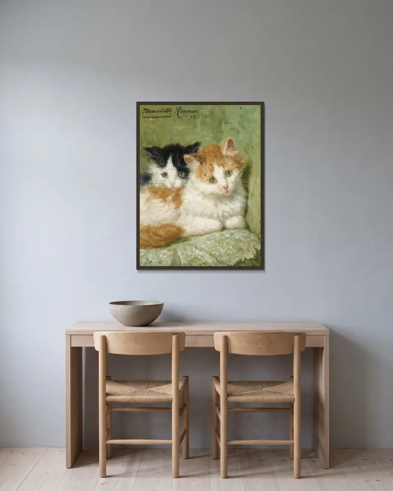 Zwei Kätzchen auf einem Kissen von Henriëtte Ronner-Knip gerahmt an einer Wand