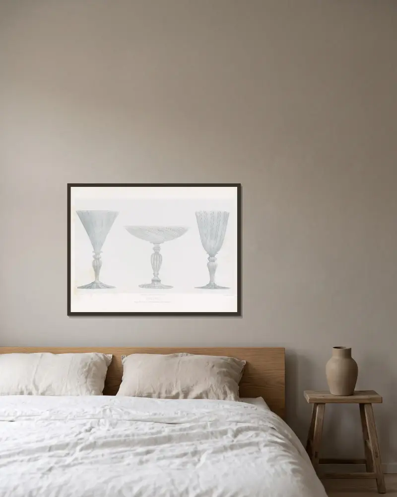 Glasvaser med filigranornament av Joseph Rose Lemercier inramad på en vägg