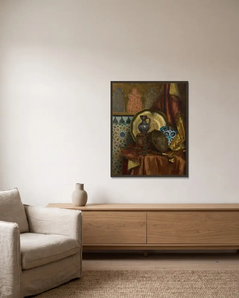 Ein Tamburin, ein Messer, eine türkische Schachtel, ein türkischer Krug, eine marokkanische Fliese und ein Teller auf einem satinbezogenen Tisch von Rudolf Ernst gerahmt an einer Wand