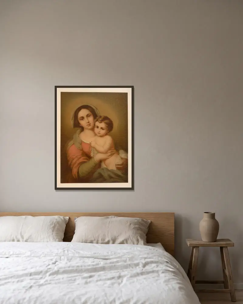 Maria mit dem Kind von Jan Ladislaw Sýkora gerahmt an einer Wand