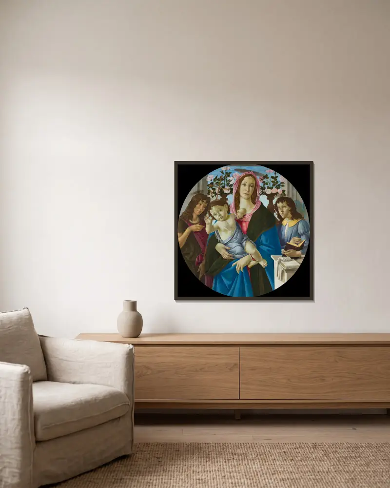 Madonnan med barnet, Johannes Döparen och en ängel av Sandro Botticelli inramad på en vägg