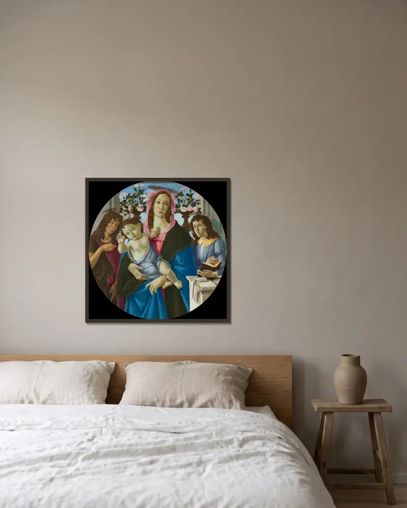 Madonnan med barnet, Johannes Döparen och en ängel av Sandro Botticelli inramad på en vägg