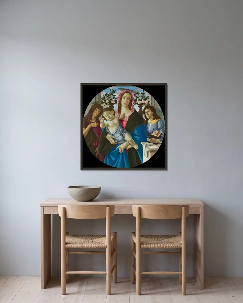 Madonnan med barnet, Johannes Döparen och en ängel av Sandro Botticelli inramad på en vägg