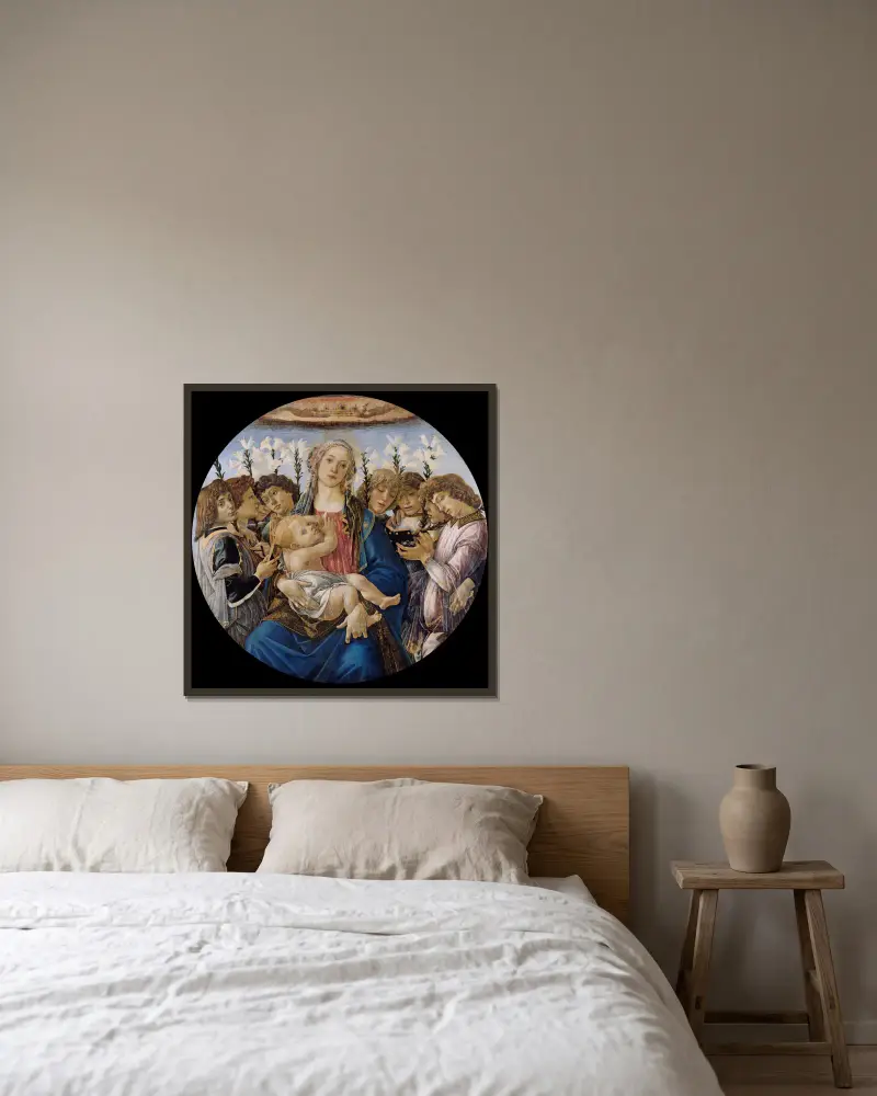 Mary with the Child and Singing Angels av Sandro Botticelli inramad på en vägg