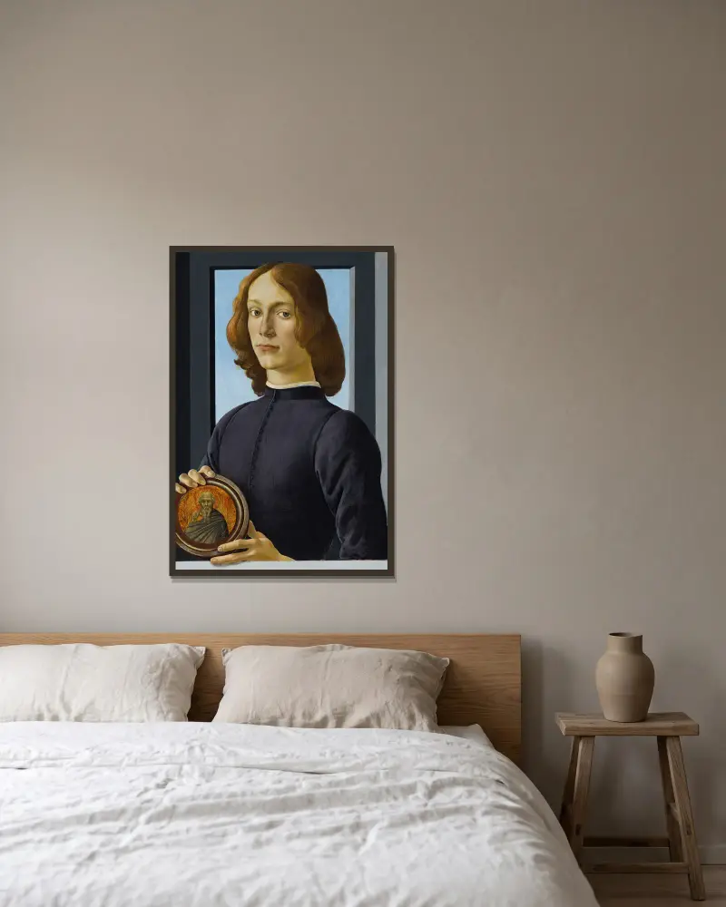 Bildnis eines jungen Mannes mit einer Medaille von Sandro Botticelli gerahmt an einer Wand