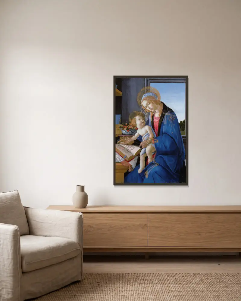 Maria mit dem Kind (Madonna des Buches) von Sandro Botticelli gerahmt an einer Wand
