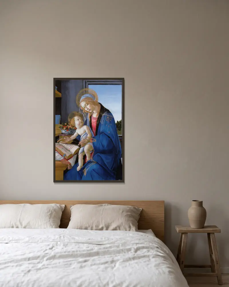 Maria mit dem Kind (Madonna des Buches) von Sandro Botticelli gerahmt an einer Wand