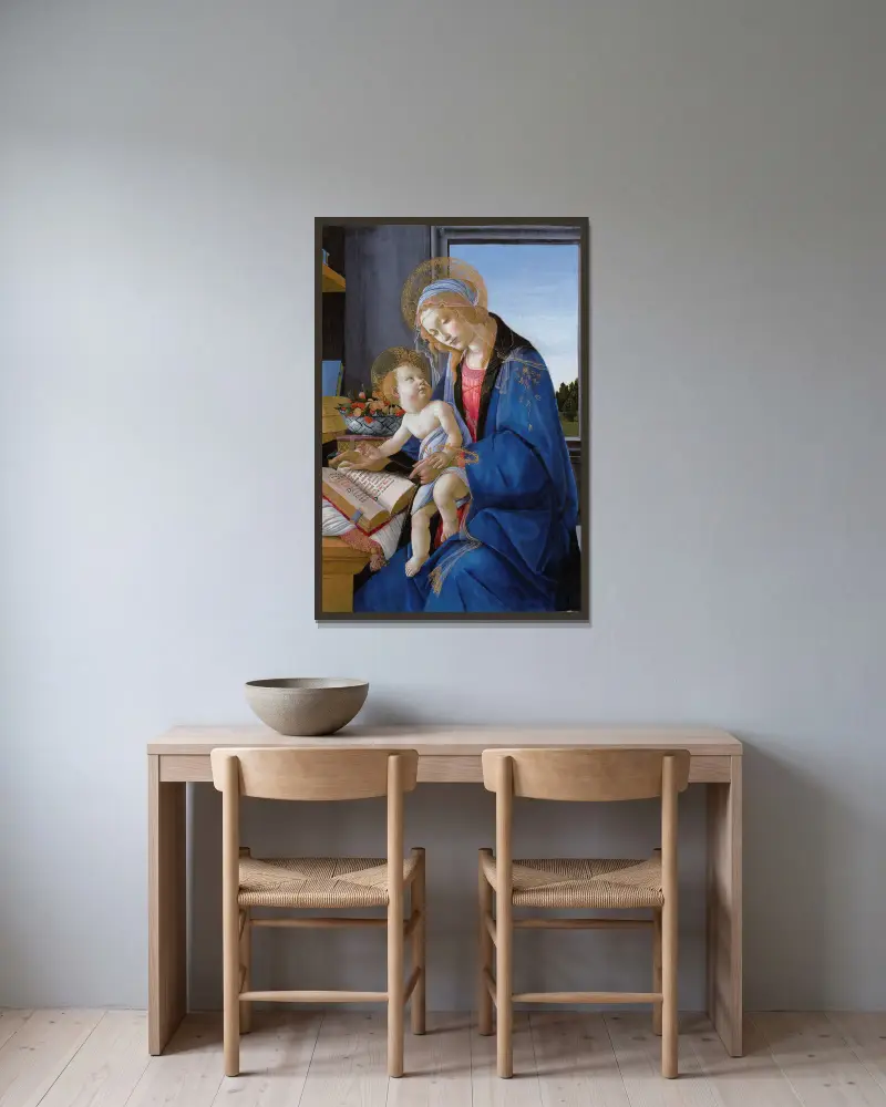 Maria mit dem Kind (Madonna des Buches) von Sandro Botticelli gerahmt an einer Wand