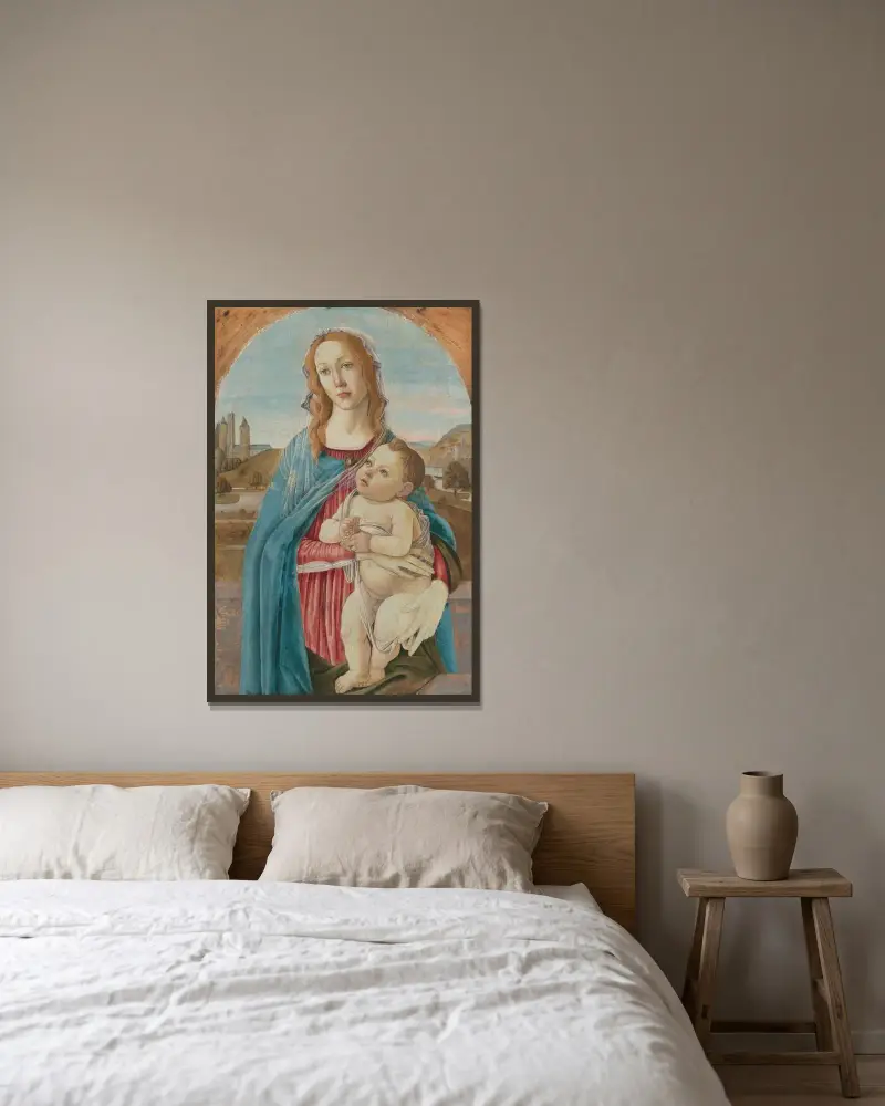 Maria mit dem Kind von Sandro Botticelli gerahmt an einer Wand