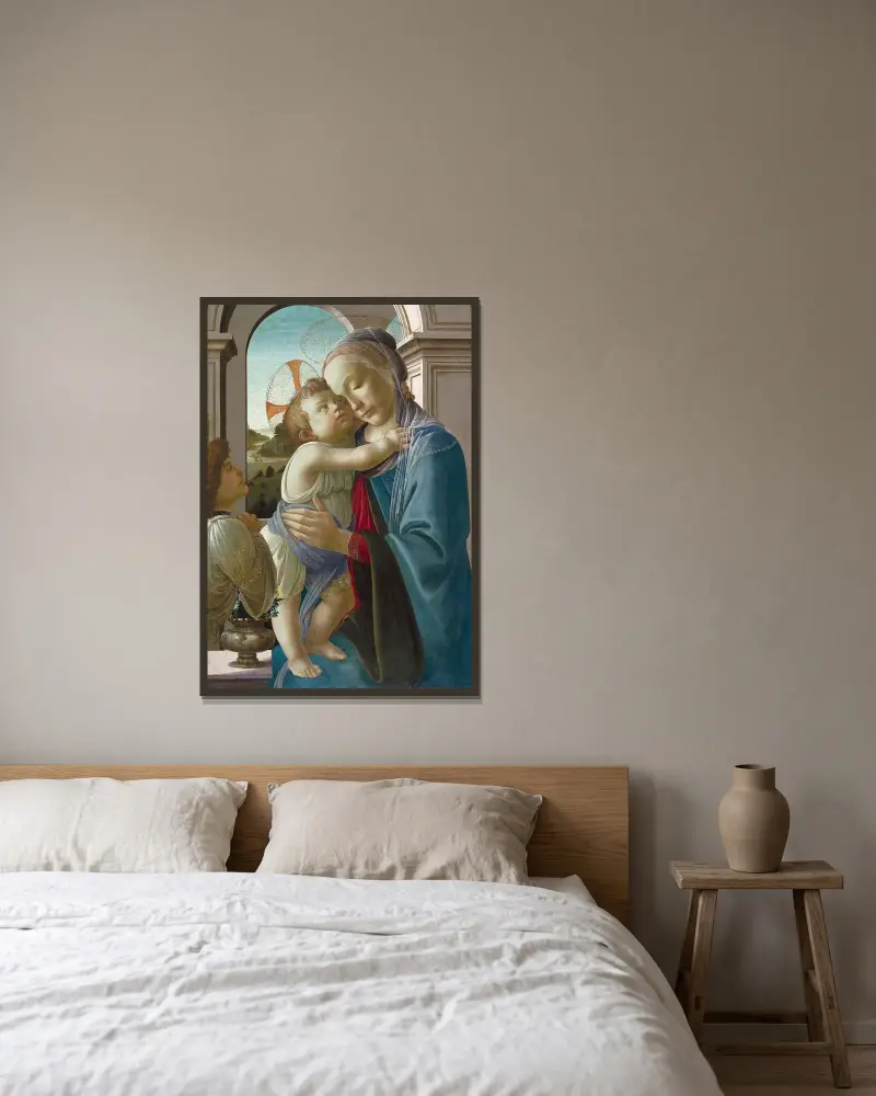 Virgin and Child with an Angel av Sandro Botticelli inramad på en vägg