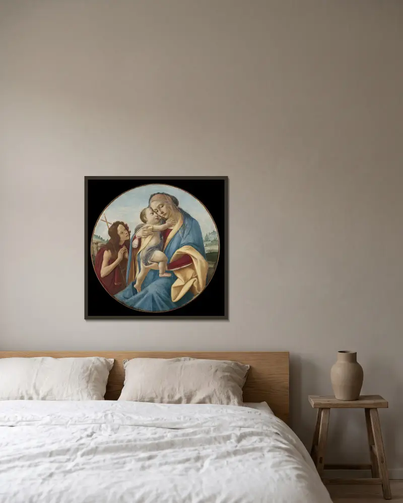 Virgin and Child with the Young Saint John the Baptist av Sandro Botticelli inramad på en vägg