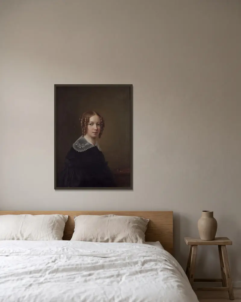 Self-portrait av Sofia Adlersparre inramad på en vägg