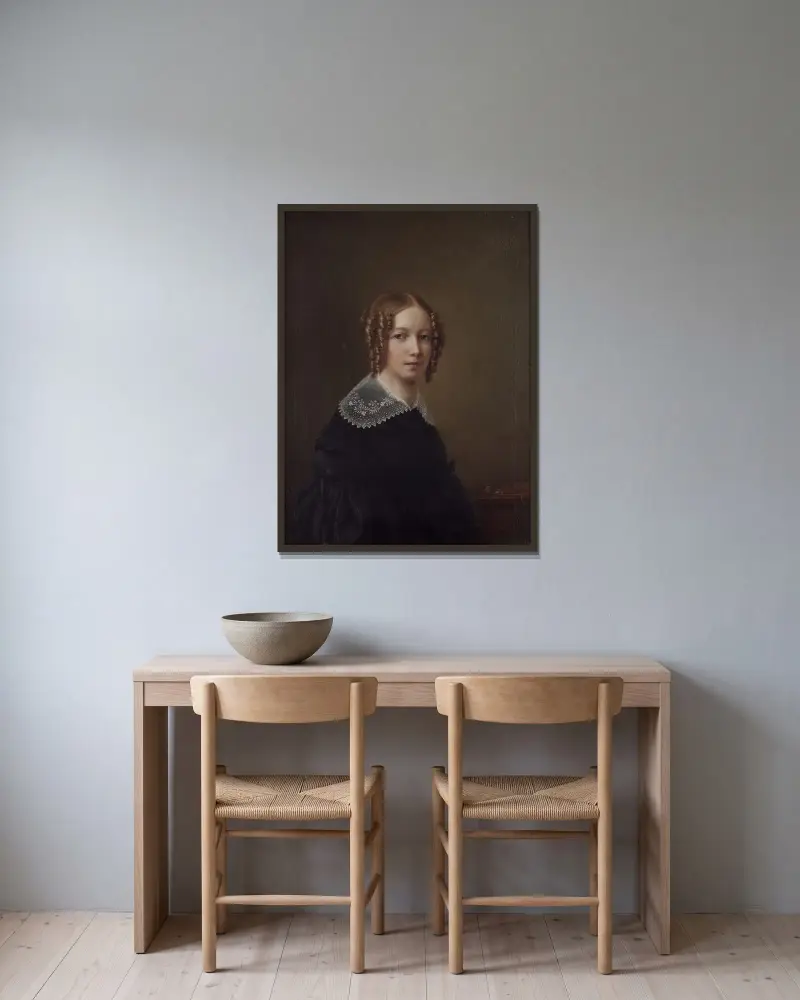 Self-portrait av Sofia Adlersparre inramad på en vägg