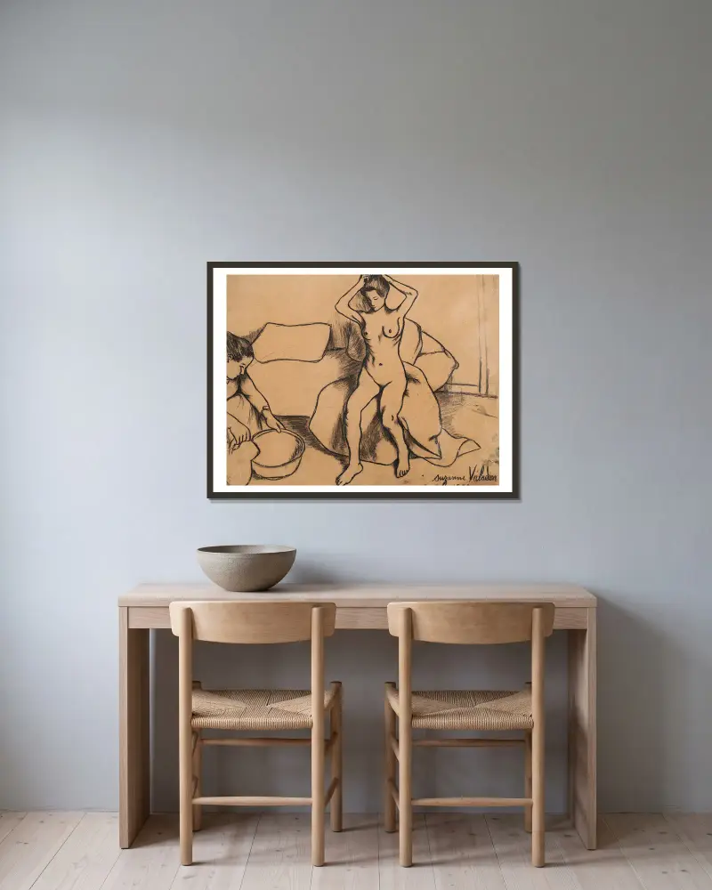 Sitzender Akt, sich kämmend von Suzanne Valadon gerahmt an einer Wand