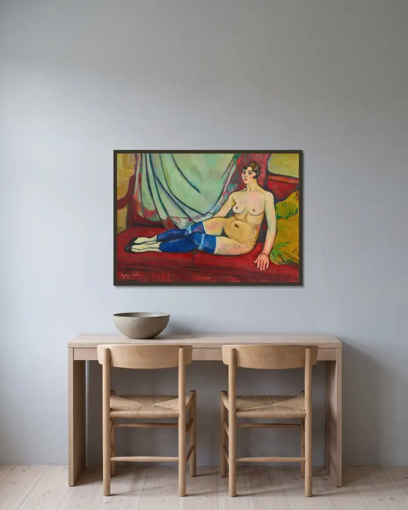Akt mit blauen Strümpfen von Suzanne Valadon gerahmt an einer Wand