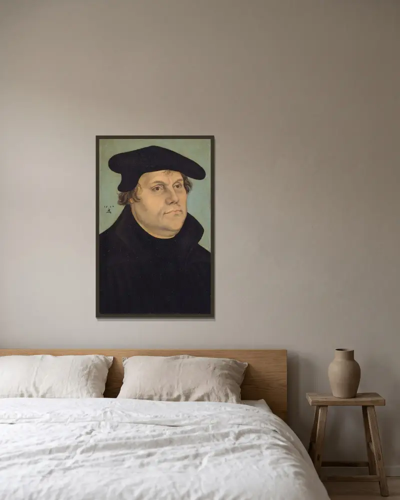 Portrait of Martin Luther av Lucas Cranach the Elder inramad på en vägg