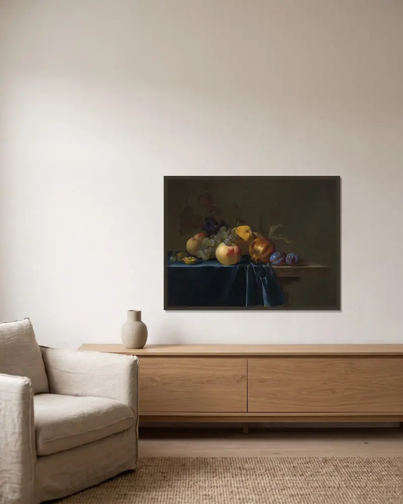 Pfirsiche, Trauben, Granatapfel und Pflaumen auf einem Gebälk von Willem van Aelst gerahmt an einer Wand