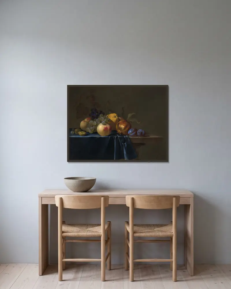 Pfirsiche, Trauben, Granatapfel und Pflaumen auf einem Gebälk von Willem van Aelst gerahmt an einer Wand