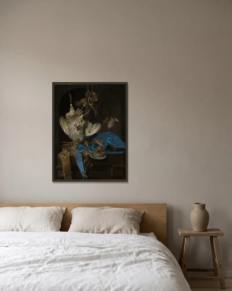 Stilleben med jaktredskap och död rapphöna av Willem van Aelst inramad på en vägg