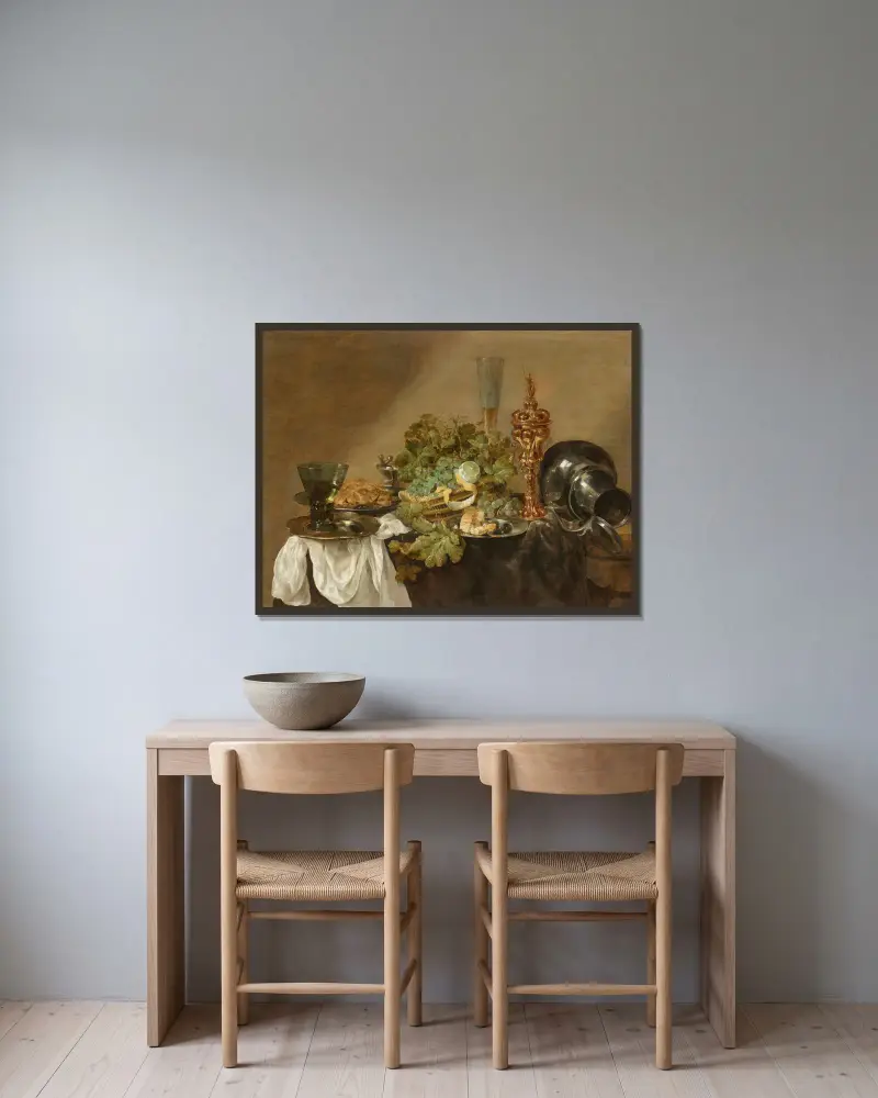 Stillleben mit Trauben, Zitronen, Brot, einem Römer und einem vergoldeten Pokal auf einer Tafel av Abraham van Beyeren inramad på en vägg