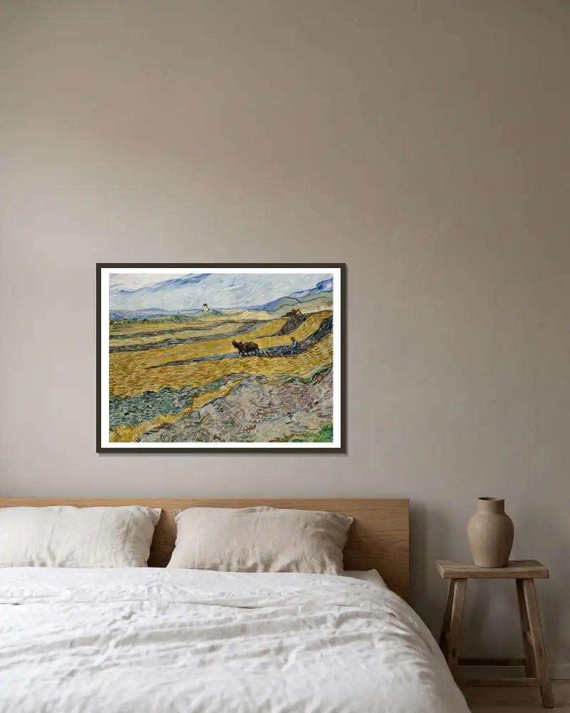 Umzäuntes Feld mit Pflüger von Vincent van Gogh gerahmt an einer Wand