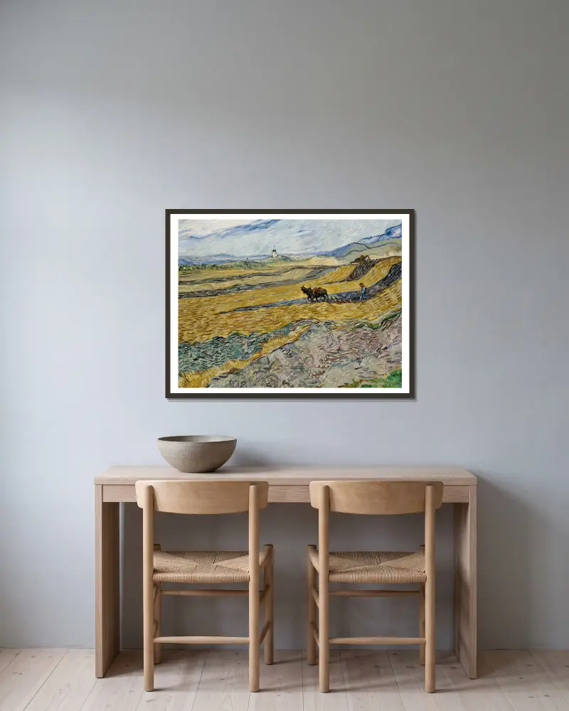 Umzäuntes Feld mit Pflüger von Vincent van Gogh gerahmt an einer Wand