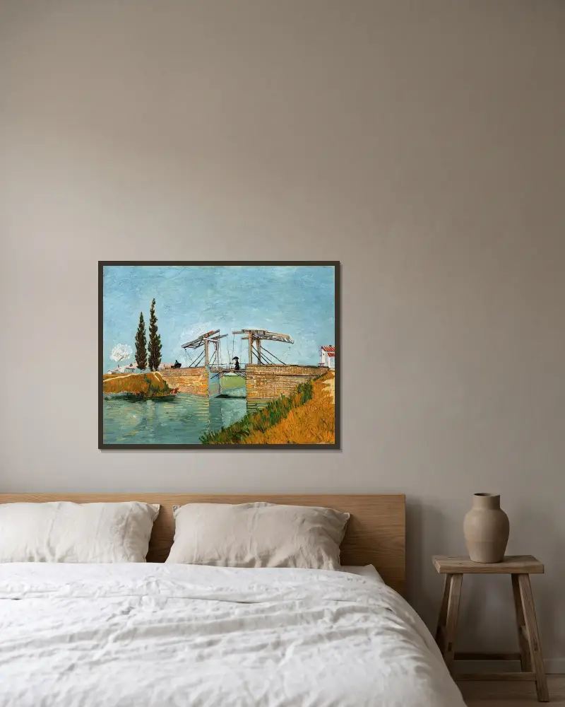Die Brücke von Langlois in Arles von Vincent van Gogh gerahmt an einer Wand