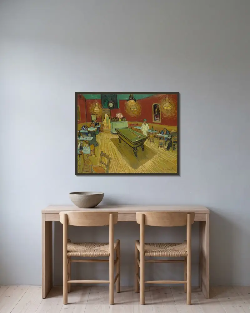 Das Nachtcafé von Vincent van Gogh gerahmt an einer Wand