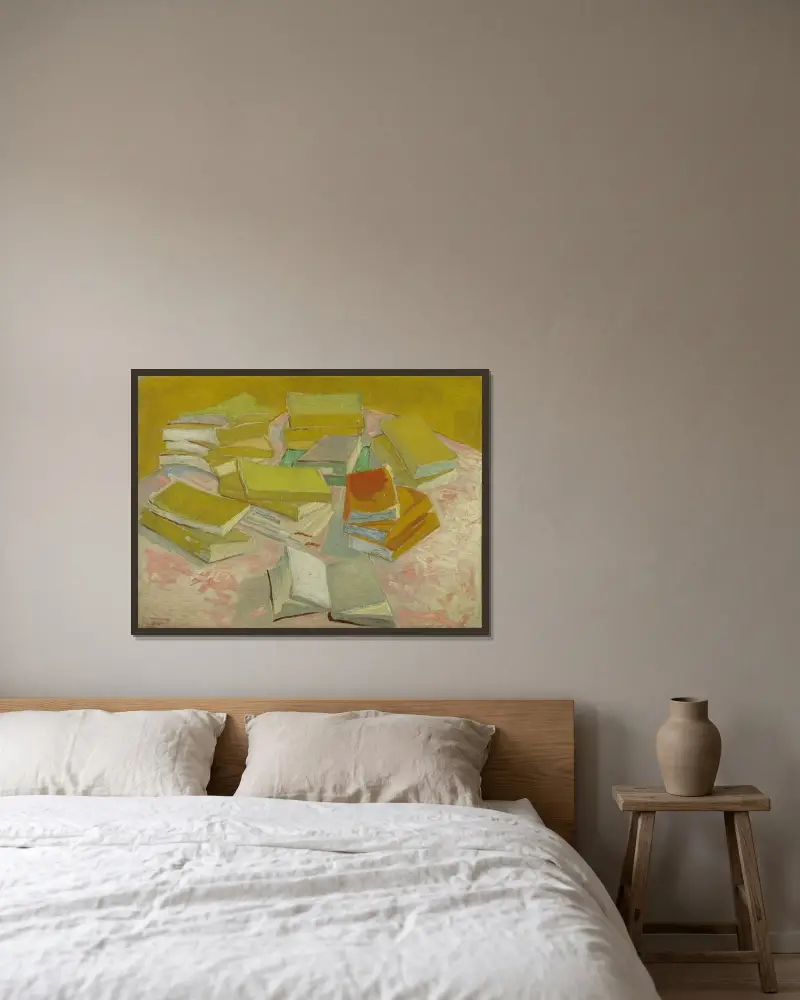 Högar av franska romaner av Vincent van Gogh inramad på en vägg