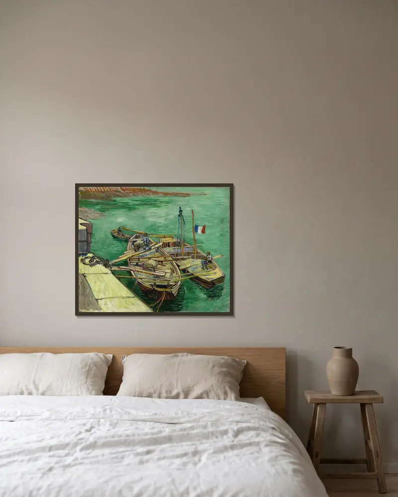 Kai mit Männern beim Entladen von Sandkähnen von Vincent van Gogh gerahmt an einer Wand