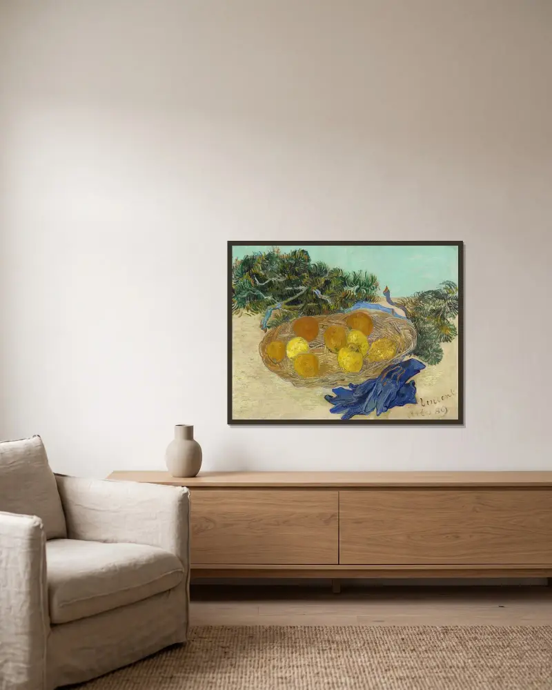 Stilleben med apelsiner, citroner och blå handskar av Vincent van Gogh inramad på en vägg