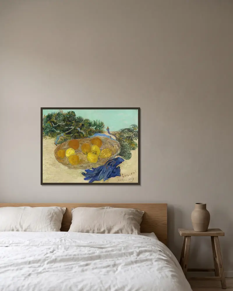 Stilleben med apelsiner, citroner och blå handskar av Vincent van Gogh inramad på en vägg