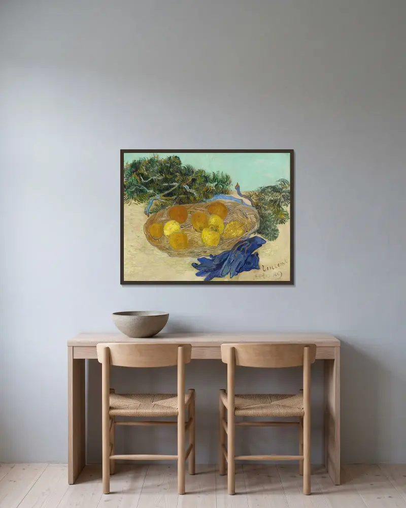 Stilleben med apelsiner, citroner och blå handskar av Vincent van Gogh inramad på en vägg