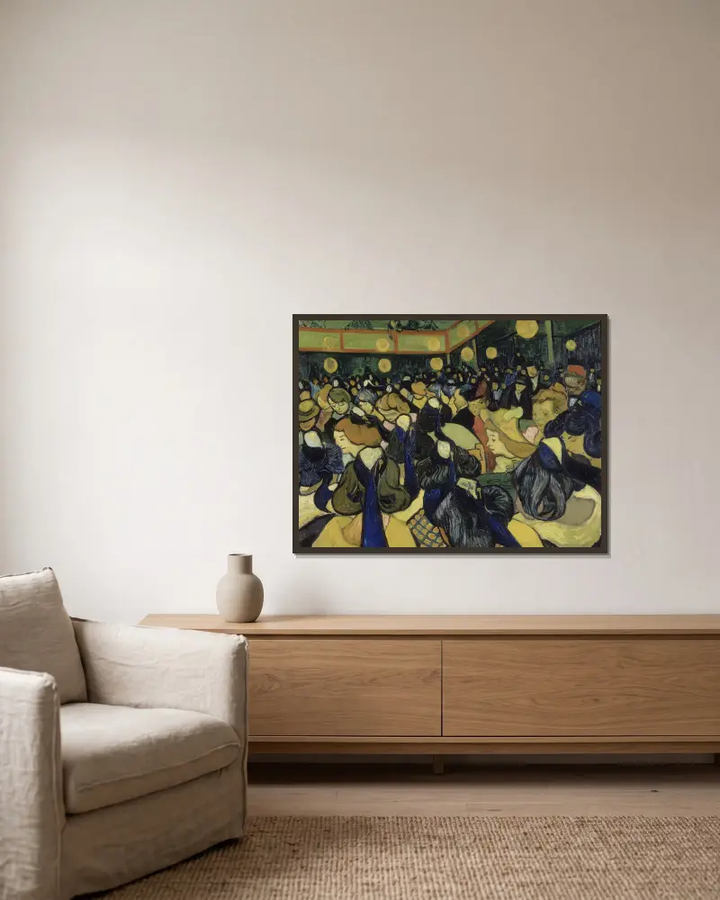 Der Tanzsaal in Arles von Vincent van Gogh gerahmt an einer Wand
