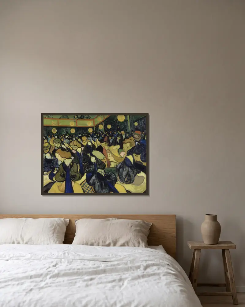 Der Tanzsaal in Arles von Vincent van Gogh gerahmt an einer Wand