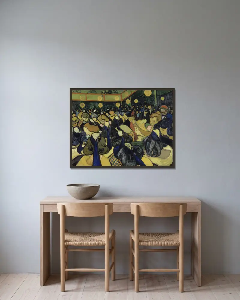 Der Tanzsaal in Arles von Vincent van Gogh gerahmt an einer Wand