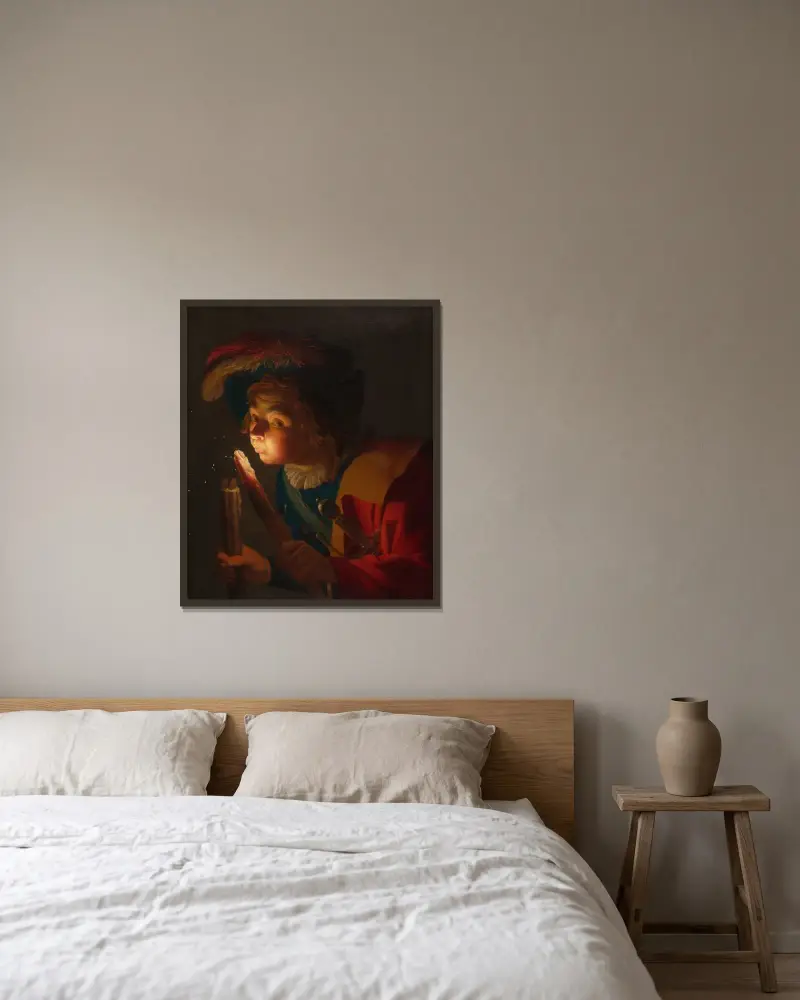 En pojke blåser på en fackla av Gerard van Honthorst inramad på en vägg