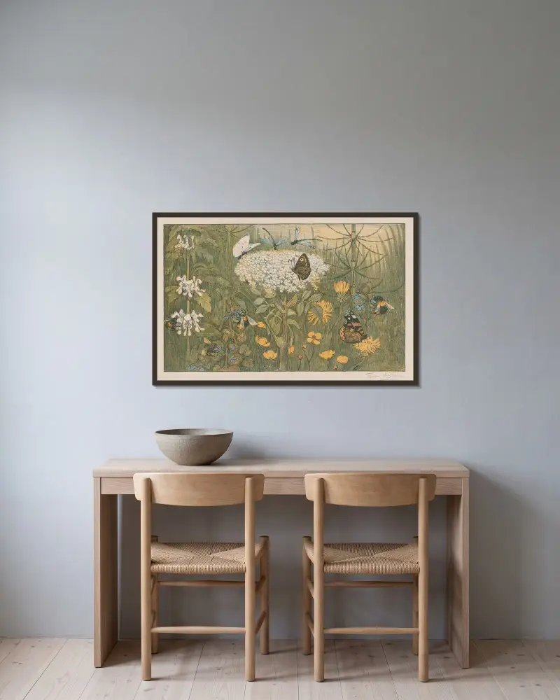 Blumen und Schmetterlinge von Theo van Hoytema gerahmt an einer Wand