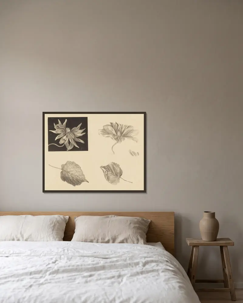 Blumen und Blätter von Theo van Hoytema gerahmt an einer Wand