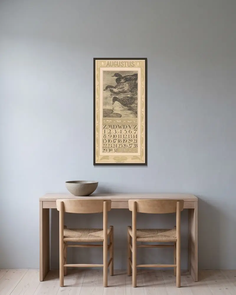 Kalenderblad augusti med tre simmande änder av Theo van Hoytema inramad på en vägg