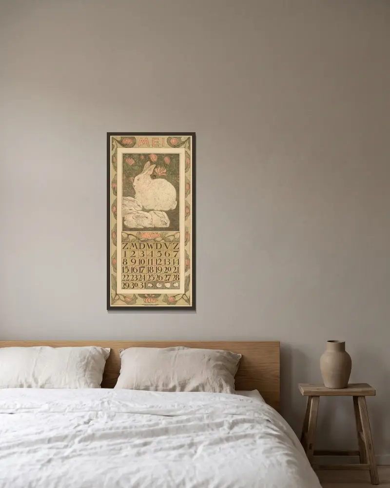 Kalenderblad för maj 1910 med en vit kanin och fyra ungar av Theo van Hoytema inramad på en vägg