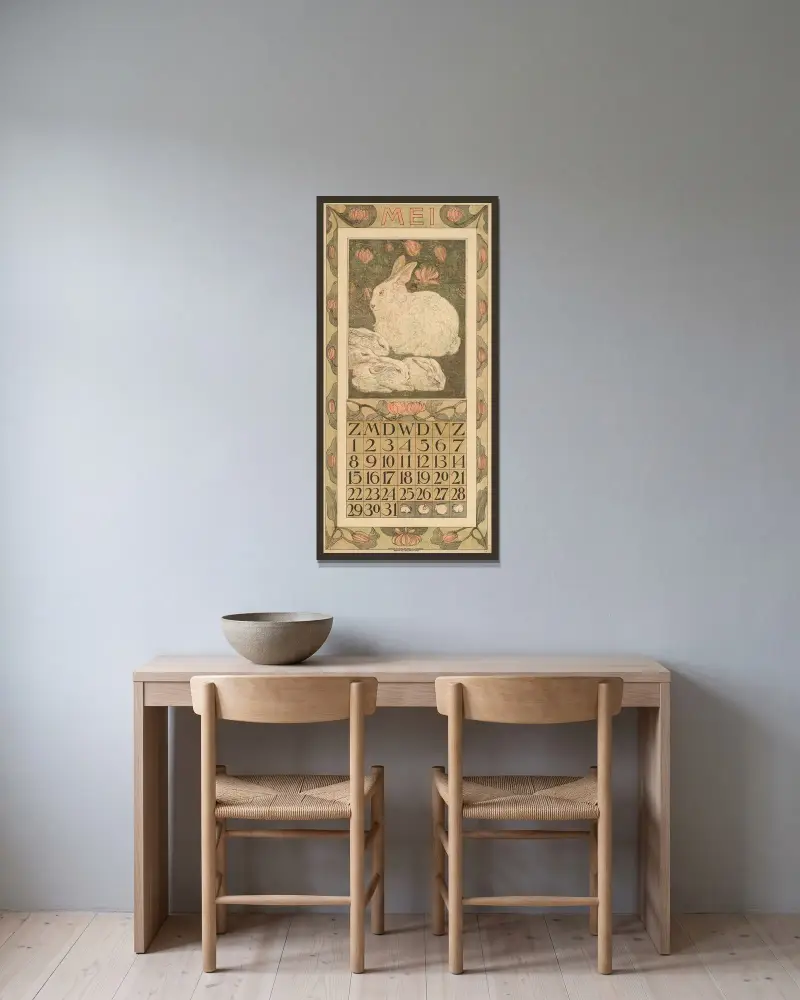 Kalenderblad för maj 1910 med en vit kanin och fyra ungar av Theo van Hoytema inramad på en vägg