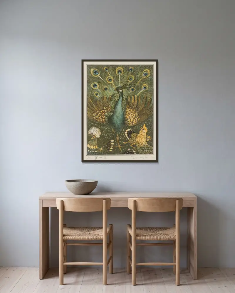 Pfau mit Küken von Theo van Hoytema gerahmt an einer Wand