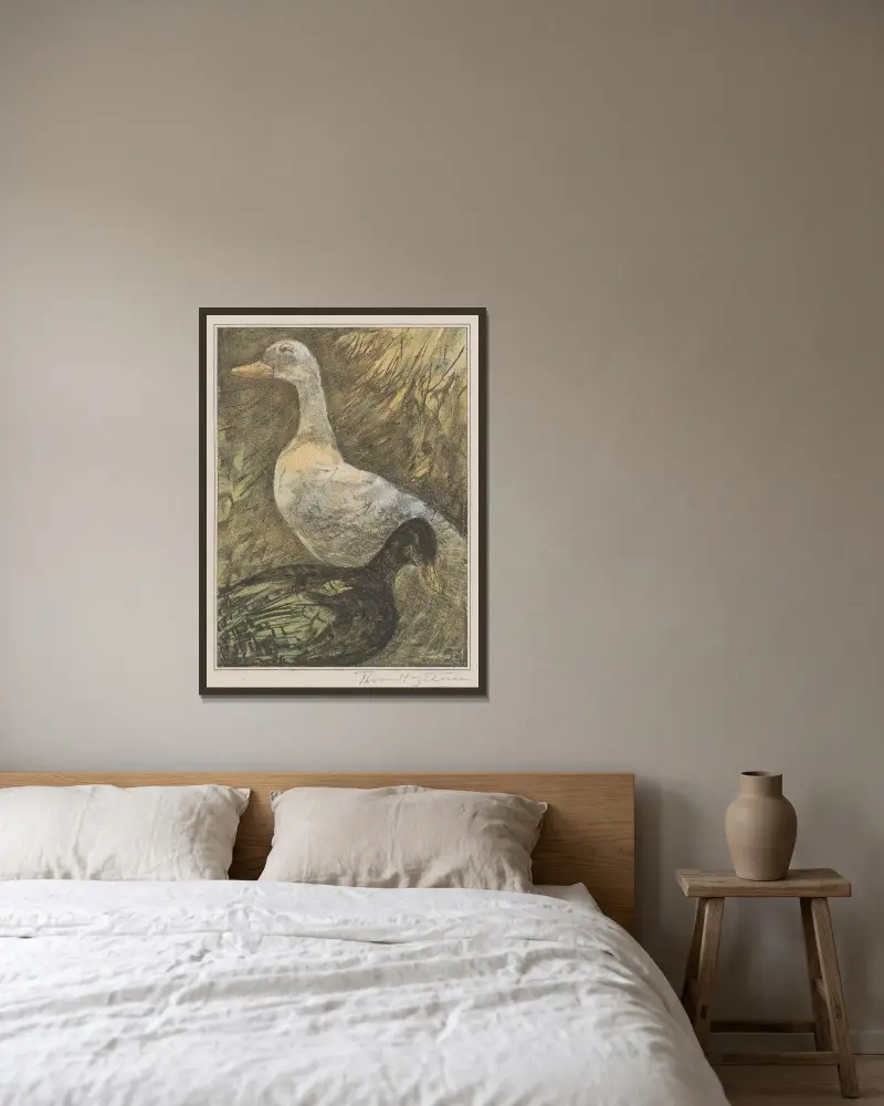Zwei stehende Enten von Theo van Hoytema gerahmt an einer Wand