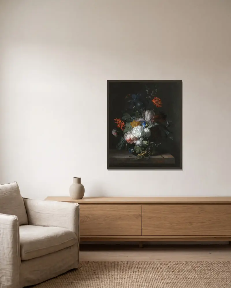 Stilleben med hortensia, vindling, primula, pioner, aurikel, nejlika, tulpaner, snöbollar och andra blommor i glasvas av Jan van Huysum inramad på en vägg