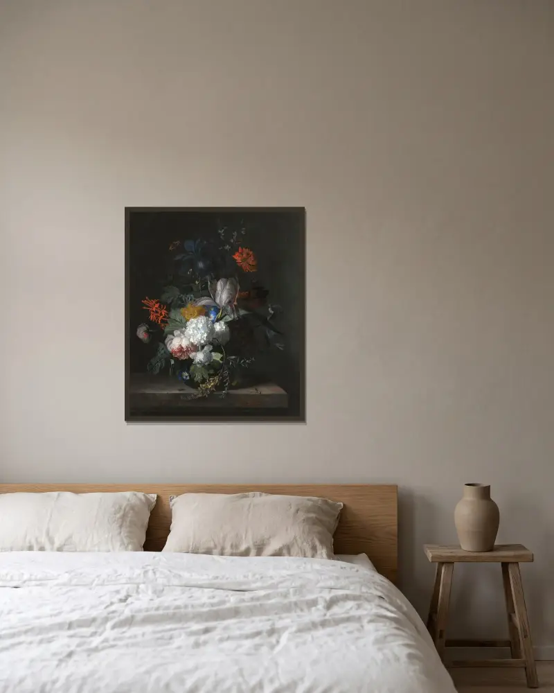 Stilleben med hortensia, vindling, primula, pioner, aurikel, nejlika, tulpaner, snöbollar och andra blommor i glasvas av Jan van Huysum inramad på en vägg
